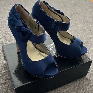 Women’s 8.5 Blue Suede Peeptoe heels with Side Zipper and bow detail